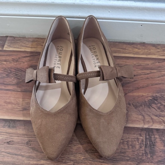 Journee Collection Women's Brown Flats with Bow size 7.5 - Picture 1 of 6